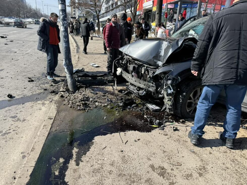 „Чудо, че не отнесе хората“: Кола се заби в стълб пред автобусна спирка в София (СНИМКИ)