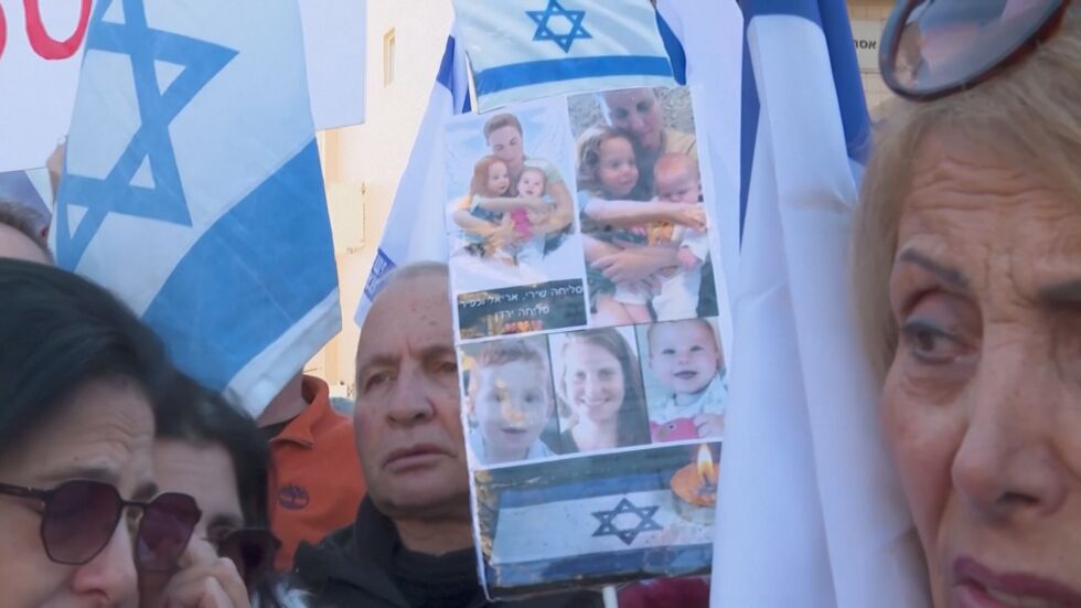 В Израел: Десетки хиляди на погребението на Шири Бибас и двете ѝ малки деца