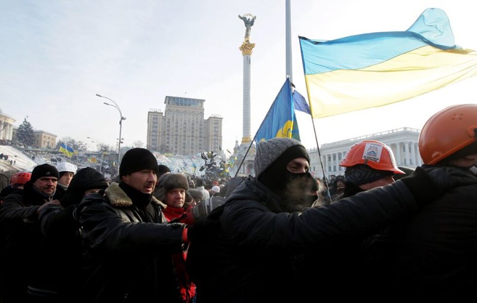 Опозицията продължава борбата, кървави протести и в други части на Украйна