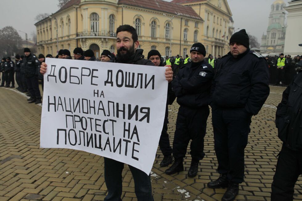"Радикализираният" протест пропадна пред "стени" от полиция