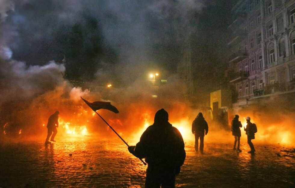 Стотици ранени и десетки задържани в Украйна
