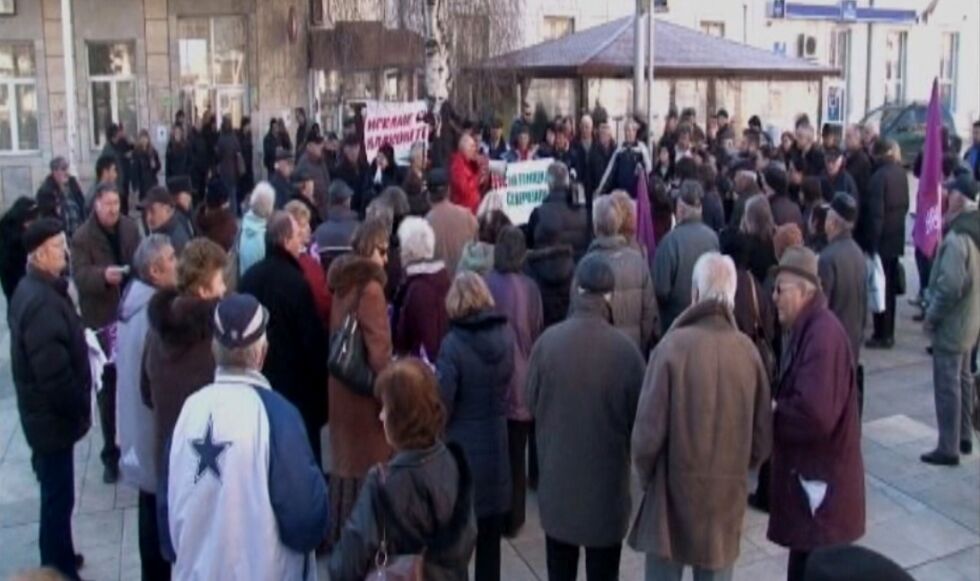 Мездра излезе на протест срещу спирането на влаковете