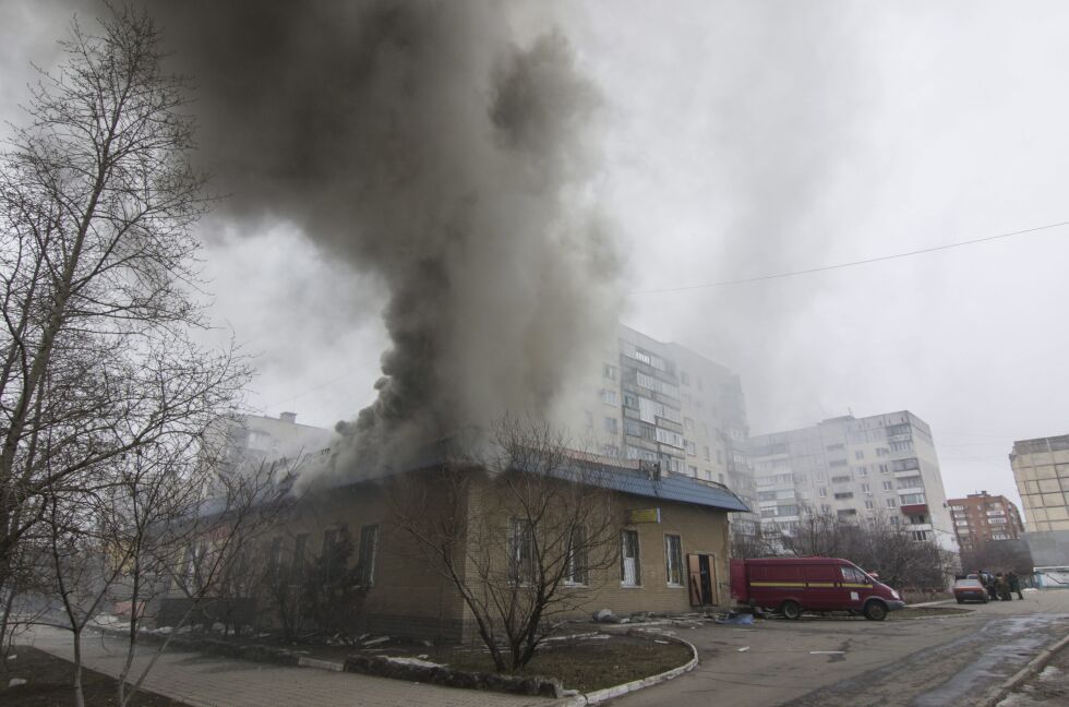 Няколко дни без ток, телефони и отопление: В Мариупол събират вода от разтопен сняг 