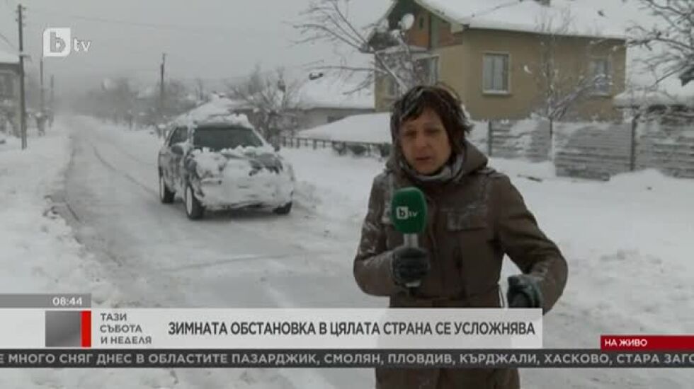 Ударената от мълния къща вече е затрупана от сняг