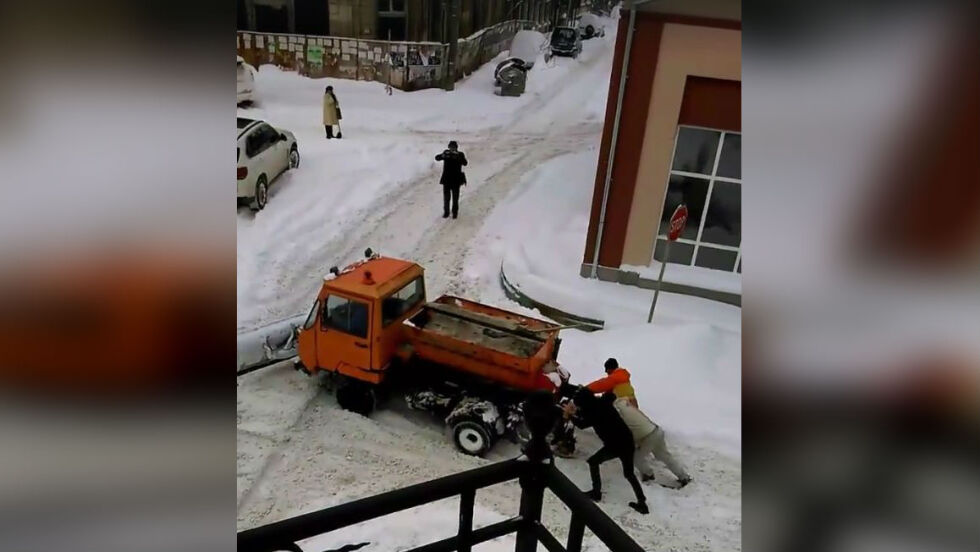 Когато и снегоринът закъса (ВИДЕО)