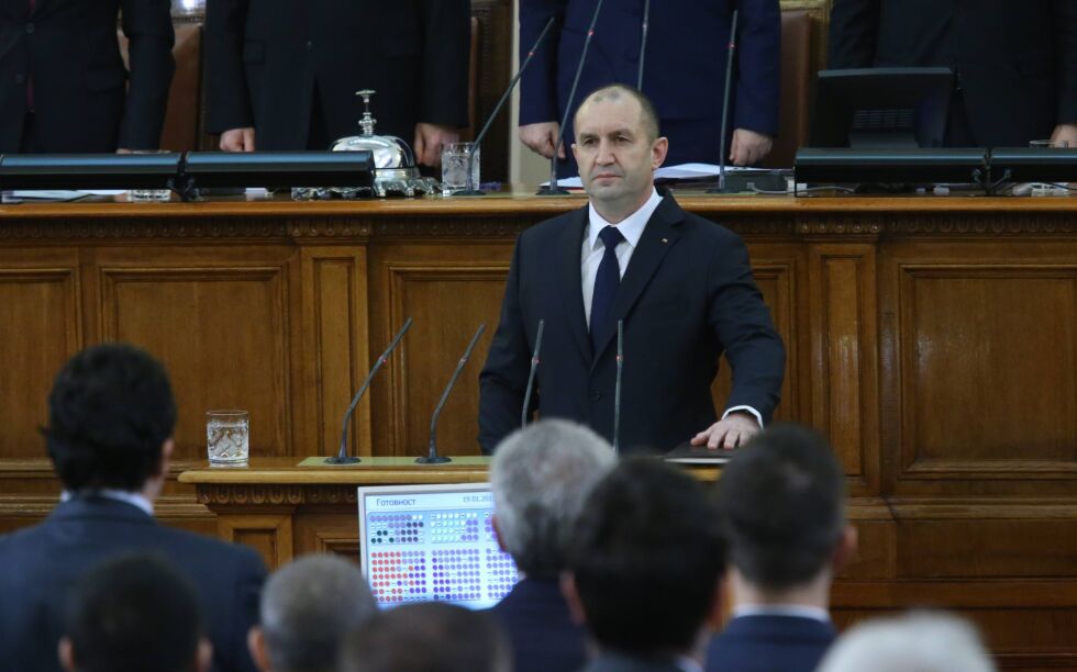 Румен Радев се закле, обидени депутати напуснаха залата (ОБЗОР)