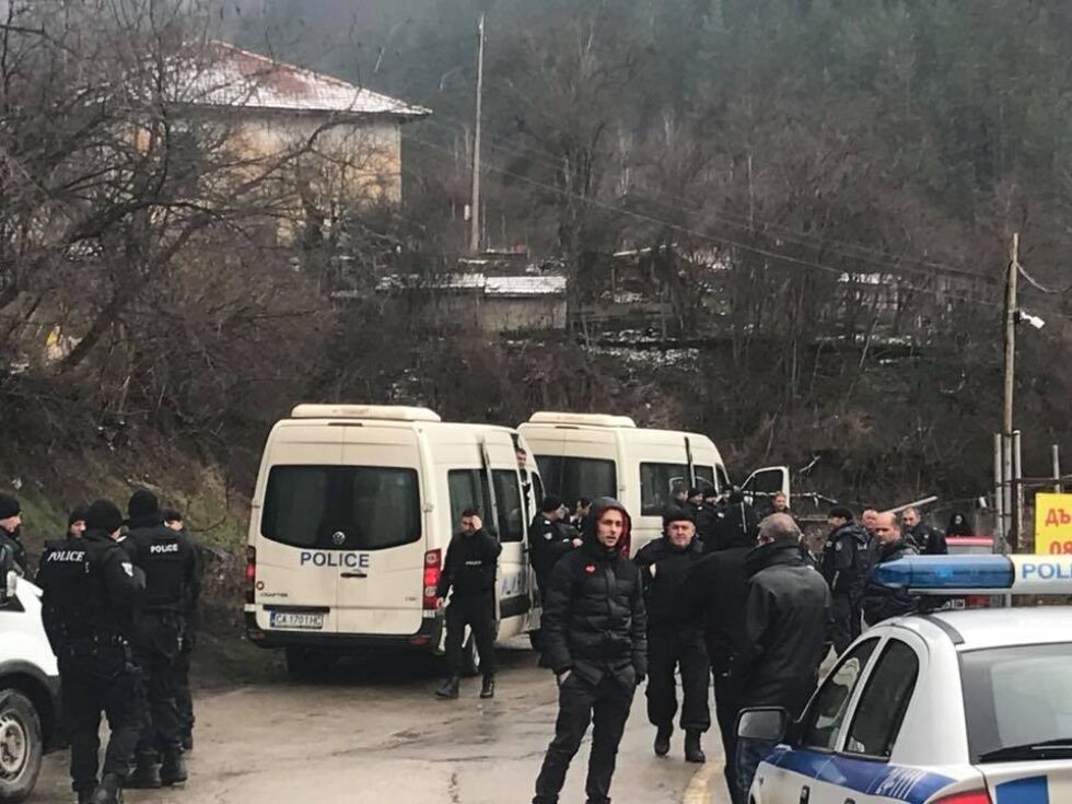 Спецакция в село Луково във връзка с шесторното убийство