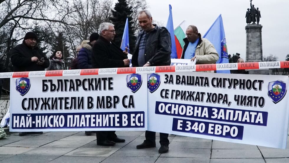 Полицаите посрещат евроделегатите с протестни плакати