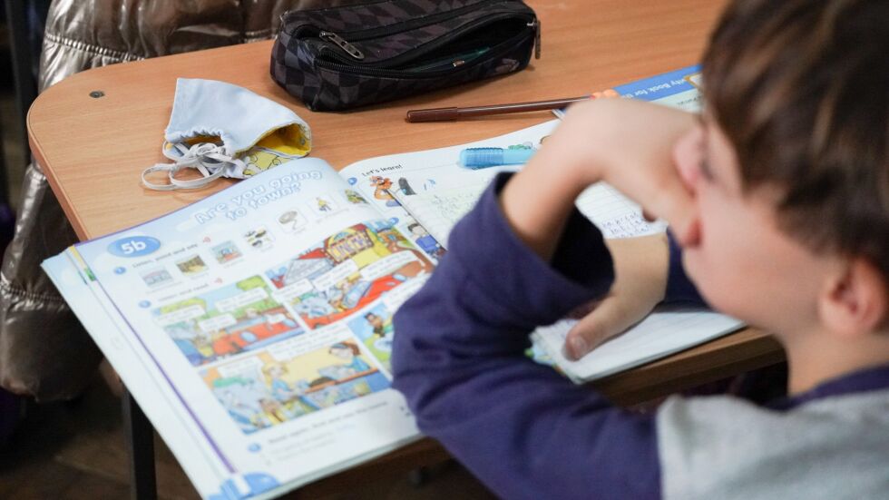 МОН: Учениците до 4. клас - без маски в час