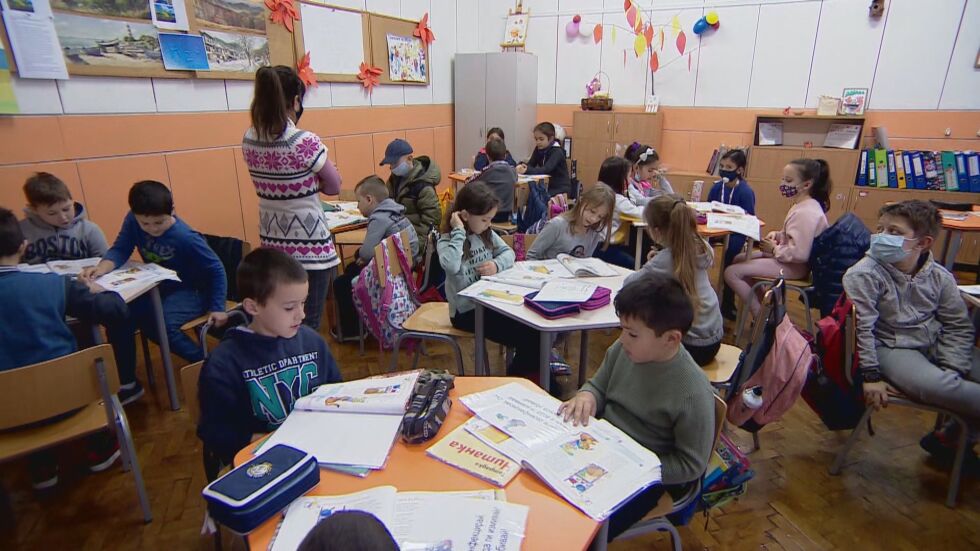 Отново на чина: Учениците от 1. до 4. клас се върнаха в класните стаи (ОБЗОР)