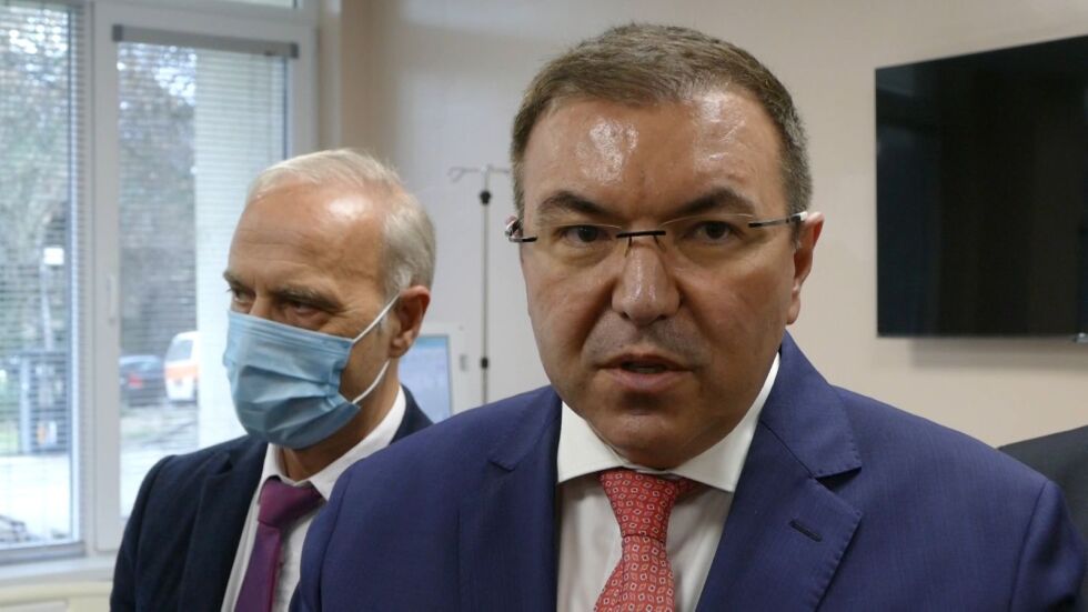 Здравният министър: Ваксинираните и преболедувалите могат да пренасят коронавирус