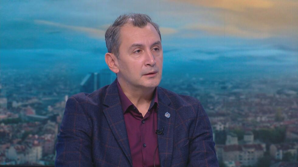 Околийски: Пандемията ще свърши до края на 2022 г., но не и в България