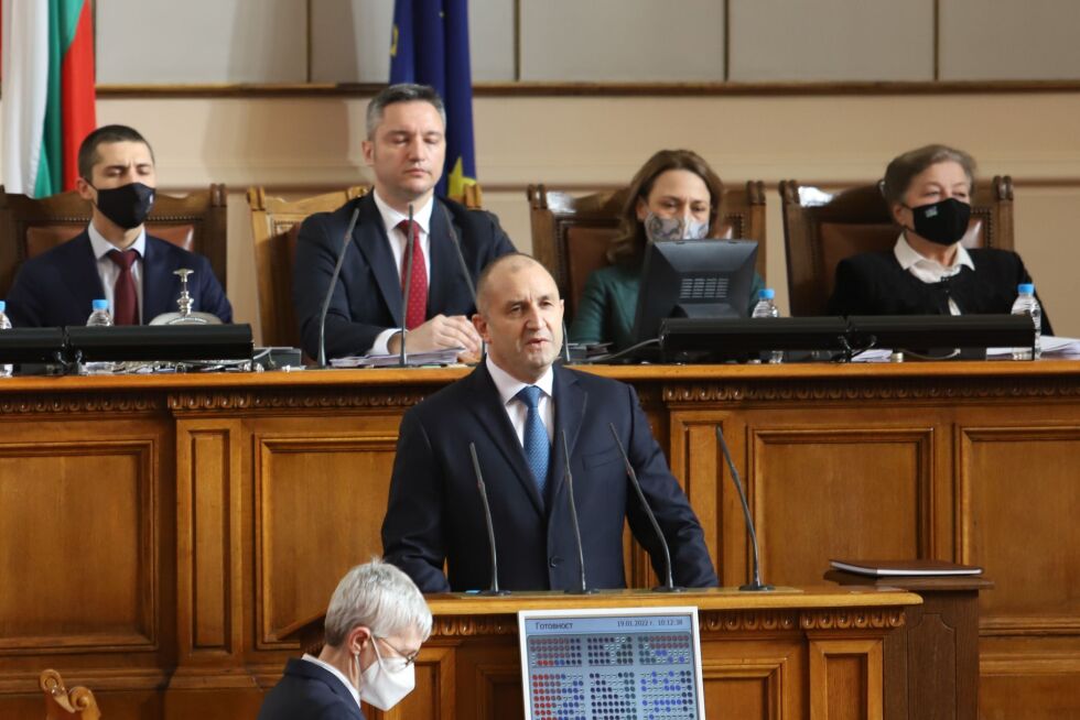 Румен Радев сезира КС срещу избора на новите конституционни съдии