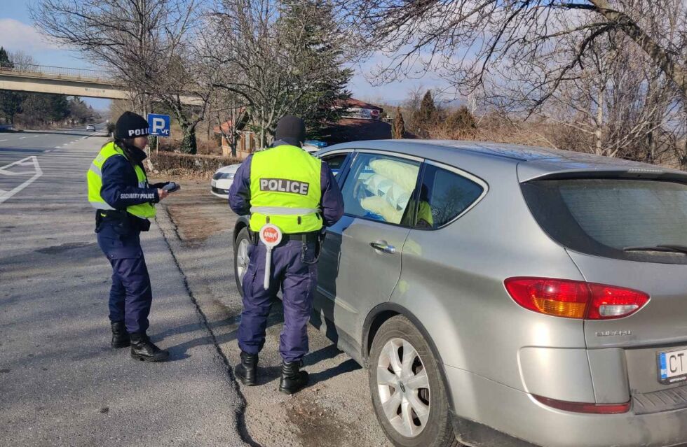 Полицаи с цивилни автомобили засякоха 20 рискови изпреварвания и гонка