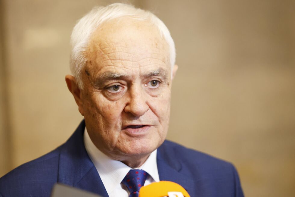 Кой е Атанас Запрянов – редовният министър на отбраната, който остава и в служебния кабинет на Андрей Гюров?
