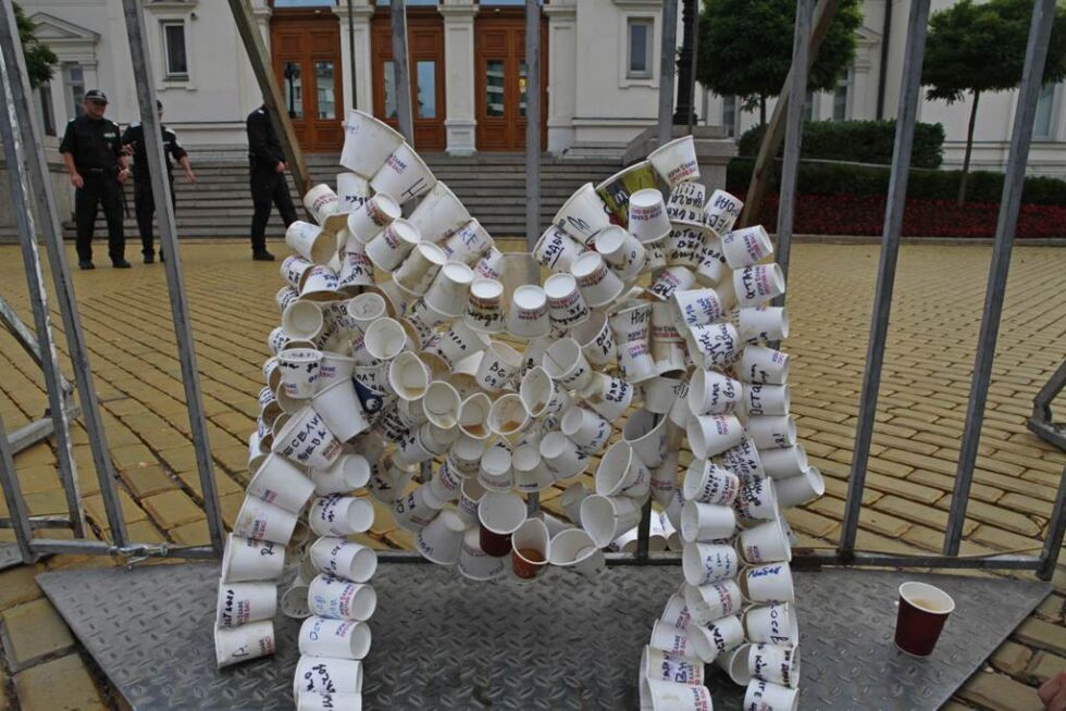 На чаша кафе в "офиса" пред парламента