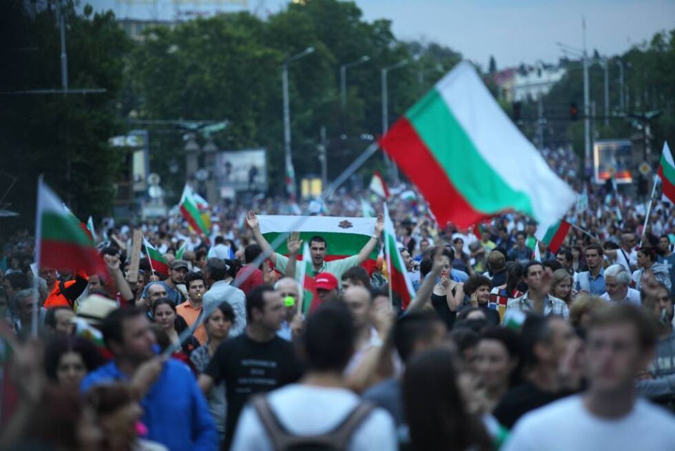 Протестите в София били организирани от групи с платени и зависими хора