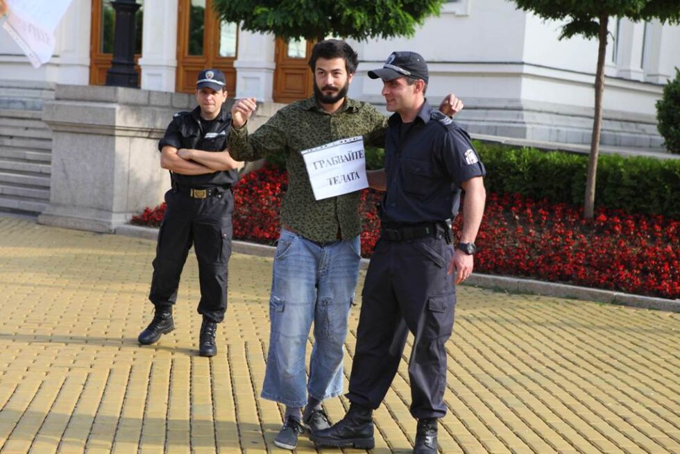 Интелектуалци бяха задържани, прескочиха загражденията пред НС