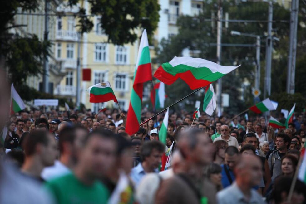 Подкрепа за държавната телевизия и летящи фенери в 29-ия ден от протестите