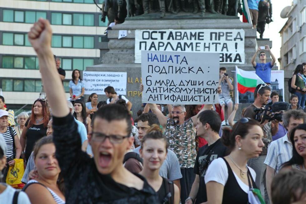 Призиви за денонощна окупация на НС от четвъртък