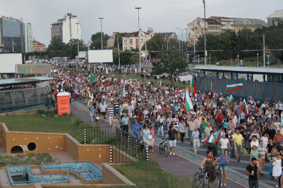 Протестът изненада с посоката си и стигна Централна гара