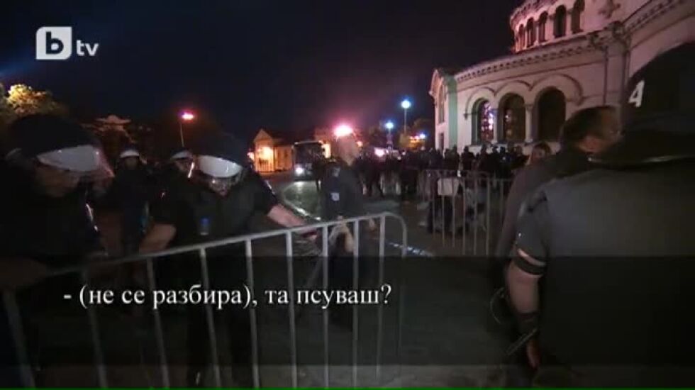 Един от "професионалистите" в униформа