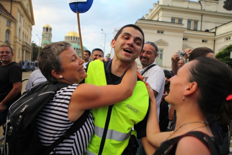 Целуни полицай - усмихни го!