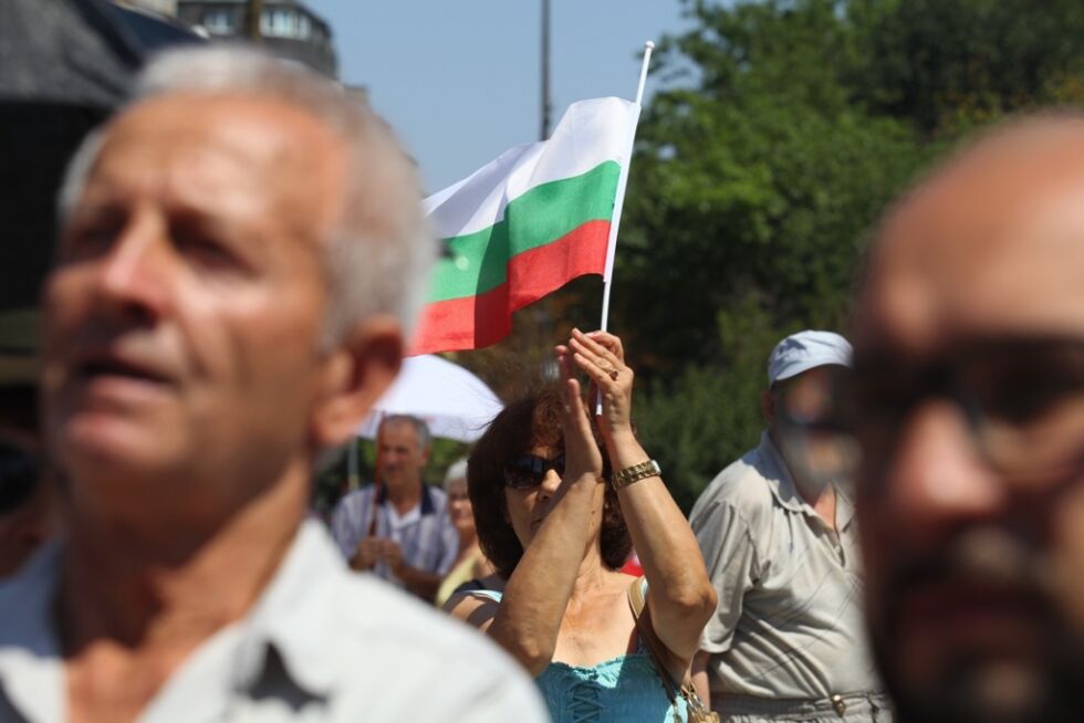 500 души на контрапротест в защита на кабинета в Кърджали