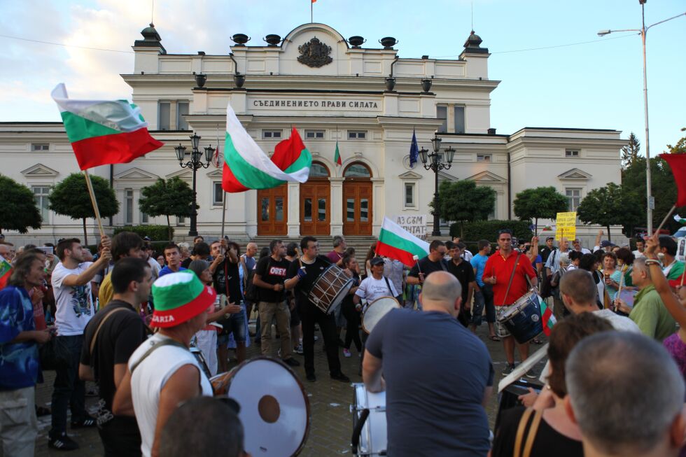 Мирен протест пред празен парламент в 48-я ден на недоволство
