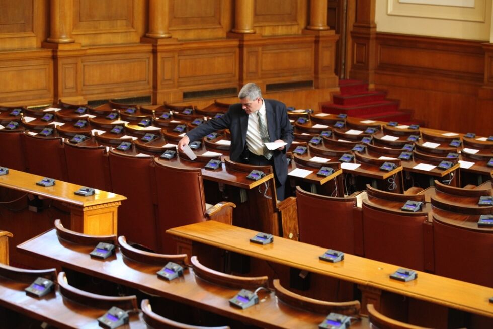 Парламент няма, време - също