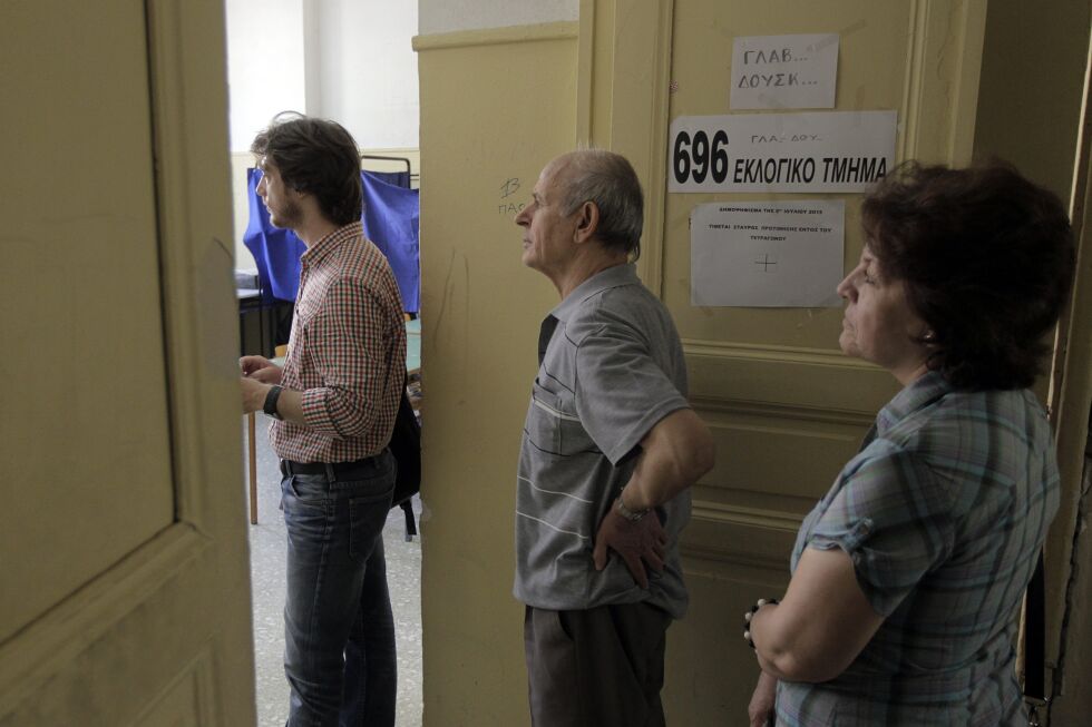 Пред урните, пред банкомата или на кафе – гърците в деня на референдума (СНИМКИ)