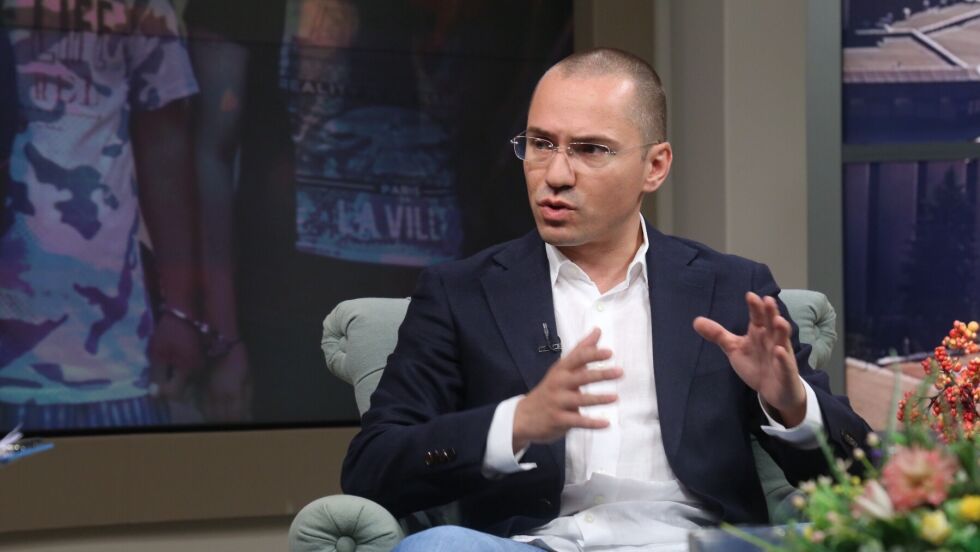 Ангел Джамбазки написа „еватназия” под снимката на задържаните роми в Асеновград