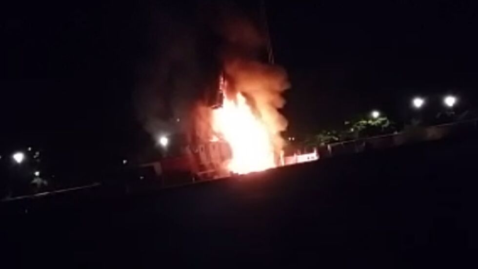 Видео: Как горя кранът до паметника на НДК