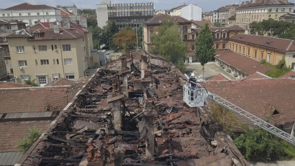 Пожарът в „Царските конюшни” скара институциите