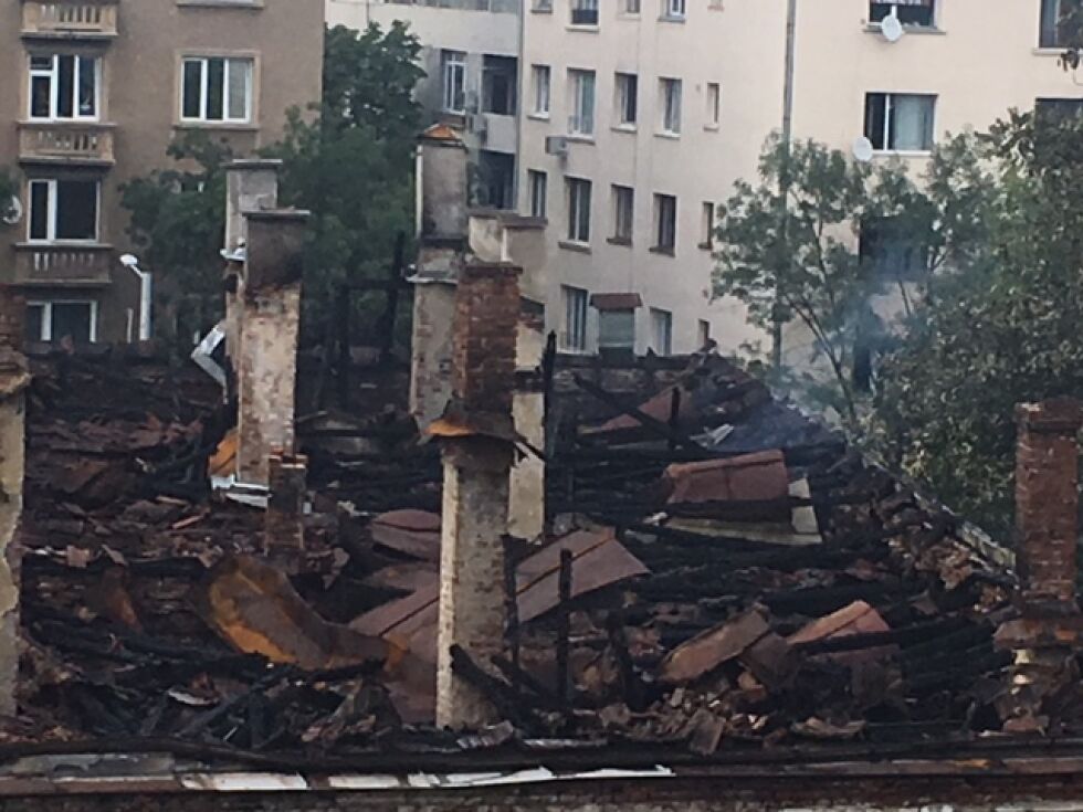 Пожар унищожи покрив от сграда в „Царските конюшни” (ОБЗОР)
