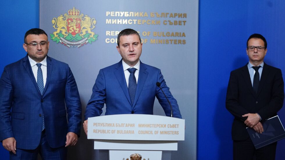 Службите разбрали заедно с медиите, че хакери са източили данните на НАП