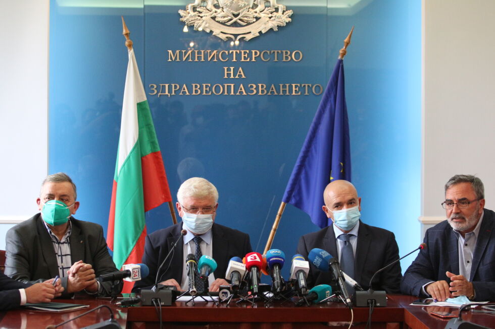 Извънредна епидемична обстановка до края на юли, затягат мерките по места