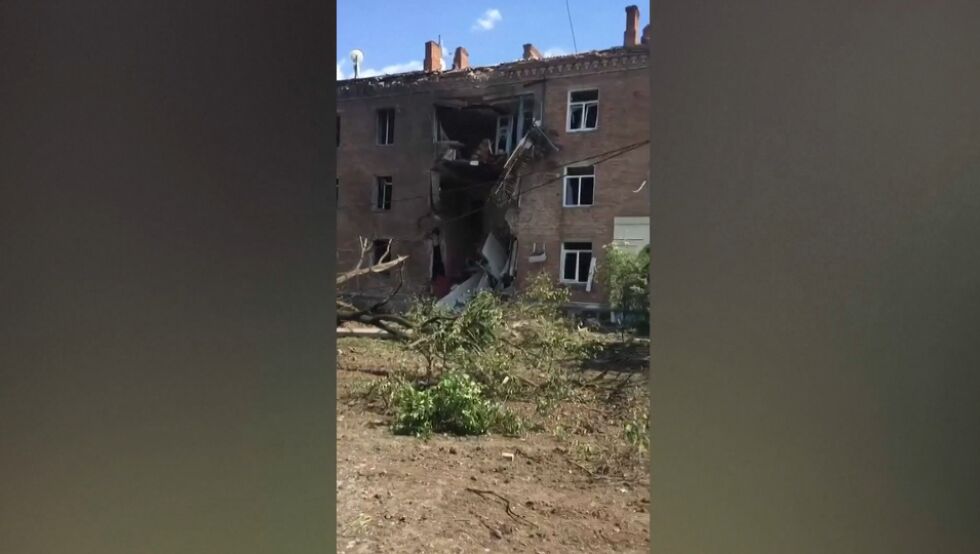 Най-малко пет души, сред които и дете, са ранени при удари в Донецка област