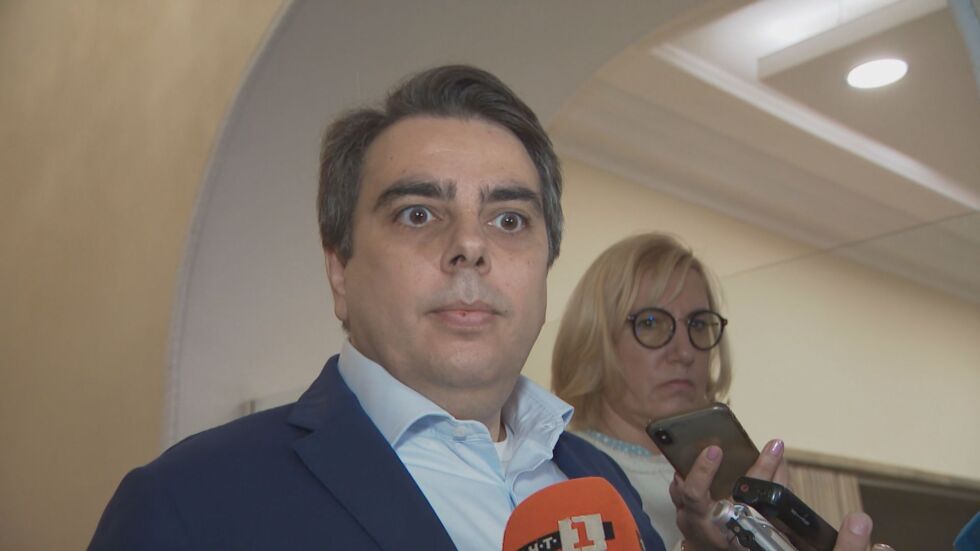 Асен Василев: Нямаме 121 гласа към този момент