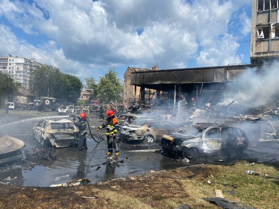 20 души загинаха, сред които и деца, при удар върху жилищен квартал в Украйна