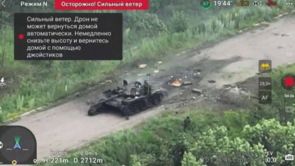 Украинско звено: Руски танк е взривен, след като е преминал през поставена от руски сили мина (ВИДЕО)