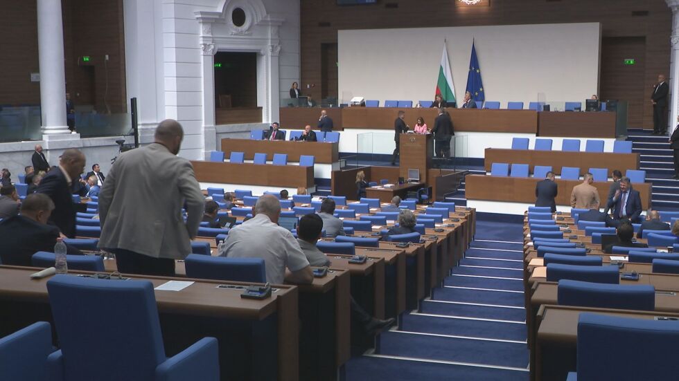 Напрежение преди вота: Скандалът прекъсна на два пъти работата на парламента