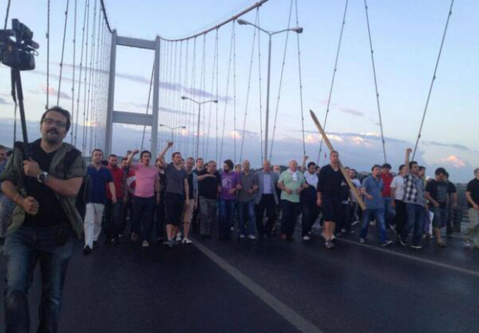 Социалните мрежи и хакерите от "Анонимните" застанаха зад турските протести
