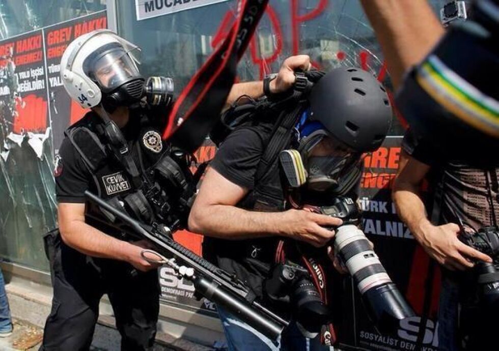 Съд в Истанбул остави 4-ма задържани в ареста, пусна над 20 други