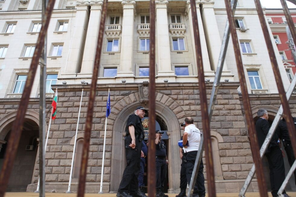 Властта иска диалог, а избягва критиците си