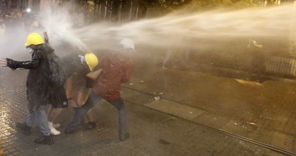 Кървави сблъсъци между полиция и демонстранти в Истанбул