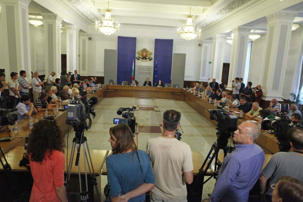 Орешарски и Йовчев се срещат с протестиращи граждани