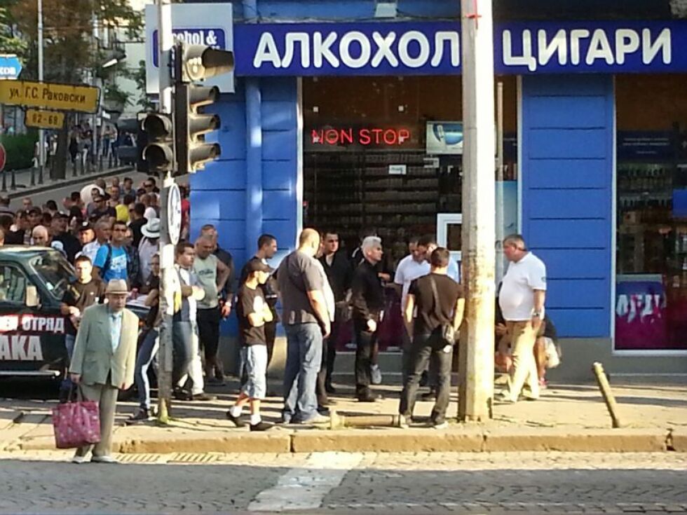 Бивш платен провокатор: „Атака” събира клакьори с по 15 лв. и парче пица