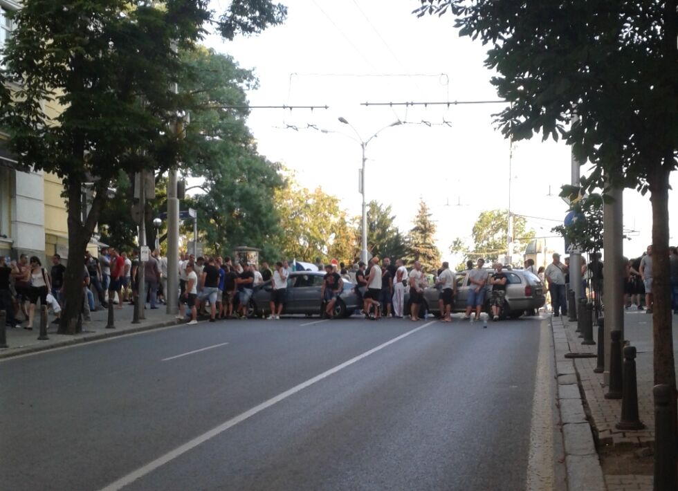 Стотици призиви към гражданите да не ходят пред централата на "Атака"