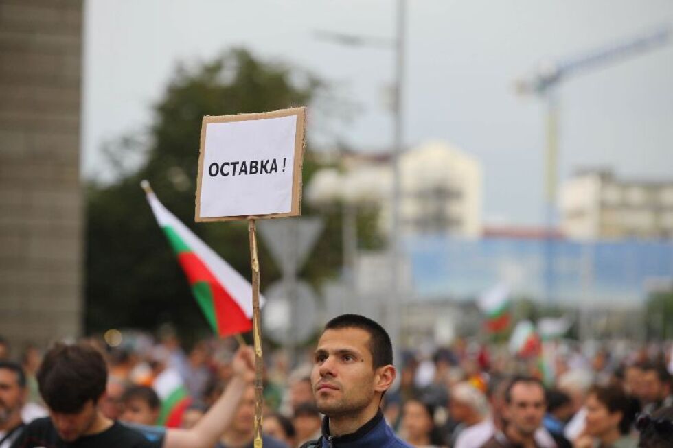 Хиляди на протест въпреки лошото време
